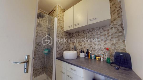 URGENT !! 

//VISITE VIRTUELLE SUR DEMANDE (meublée et démeublée)\\

Découvrez cet appartement de 61 m² situé au 5ᵉ étage d’un immeuble récemment rénové. Bien agencé et agréable à vivre, il conviendra aussi bien à un jeune couple qu’à une petite famille. Actuellement loué meublé, il pourrait également être vendu libre de toute occupation.

L’appartement comprend un séjour lumineux, une cuisine indépendante équipée, deux chambres, une salle de bains et des WC séparés. Une cave privative vient compléter l’ensemble pour offrir un espace de rangement supplémentaire.

Au quotidien, tout est à proximité :
• École élémentaire et lycée au pied de l’immeuble,
• Parking et espace vert juste en bas,
• Gare de Montargis à quelques minutes, avec Paris accessible en environ 1 heure.

Autre avantage : les travaux de la résidence ont déjà été votés et financés. Aucun gros frais à prévoir, il ne reste plus qu’à s’installer.

Un appartement lumineux, pratique et bien situé, idéal pour y vivre ou réaliser un investissement. À découvrir sans tarder !

Taxe foncière 2026 : 1131 €
Loyer : 600 € / Charges : 0€
—