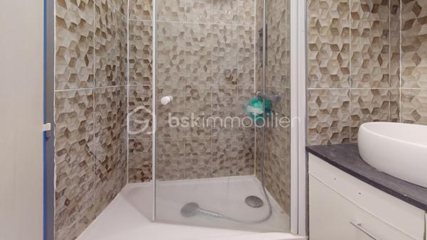 URGENT !! 

//VISITE VIRTUELLE SUR DEMANDE (meublée et démeublée)\\

Découvrez cet appartement de 61 m² situé au 5ᵉ étage d’un immeuble récemment rénové. Bien agencé et agréable à vivre, il conviendra aussi bien à un jeune couple qu’à une petite famille. Actuellement loué meublé, il pourrait également être vendu libre de toute occupation.

L’appartement comprend un séjour lumineux, une cuisine indépendante équipée, deux chambres, une salle de bains et des WC séparés. Une cave privative vient compléter l’ensemble pour offrir un espace de rangement supplémentaire.

Au quotidien, tout est à proximité :
• École élémentaire et lycée au pied de l’immeuble,
• Parking et espace vert juste en bas,
• Gare de Montargis à quelques minutes, avec Paris accessible en environ 1 heure.

Autre avantage : les travaux de la résidence ont déjà été votés et financés. Aucun gros frais à prévoir, il ne reste plus qu’à s’installer.

Un appartement lumineux, pratique et bien situé, idéal pour y vivre ou réaliser un investissement. À découvrir sans tarder !

Taxe foncière 2026 : 1131 €
Loyer : 600 € / Charges : 0€
—