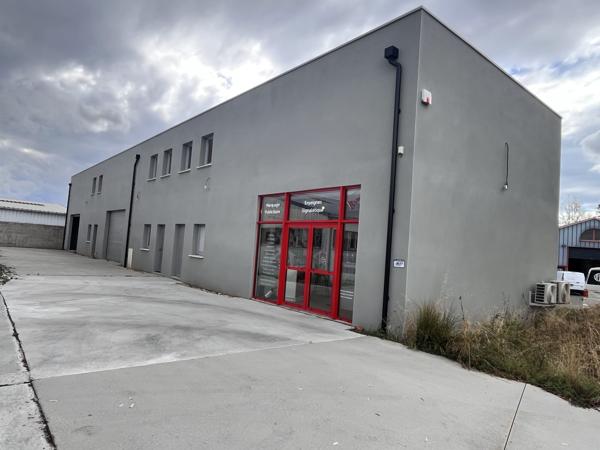 À louer local professionnel 330 m², ZI des soeurs à ROCHEFORT