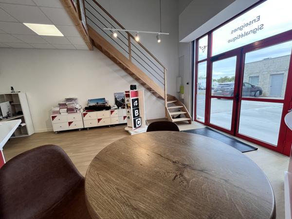 À louer local professionnel 330 m², ZI des soeurs à ROCHEFORT