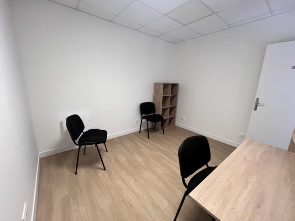 À louer local professionnel 330 m², ZI des soeurs à ROCHEFORT
