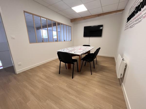 À louer local professionnel 330 m², ZI des soeurs à ROCHEFORT