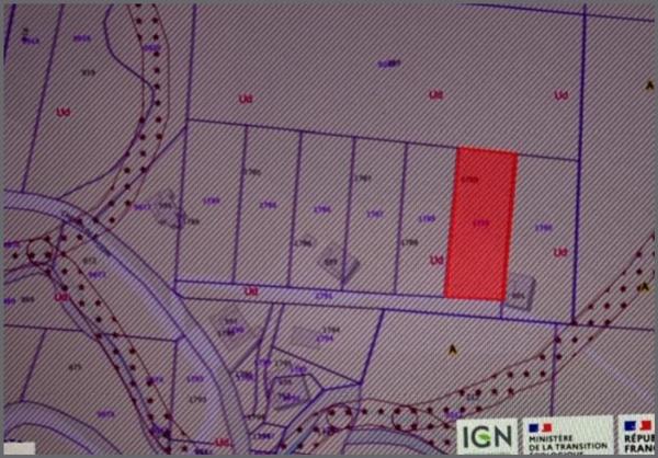 Grand terrain de 1301m2 pour votre projet en accord avec la nature