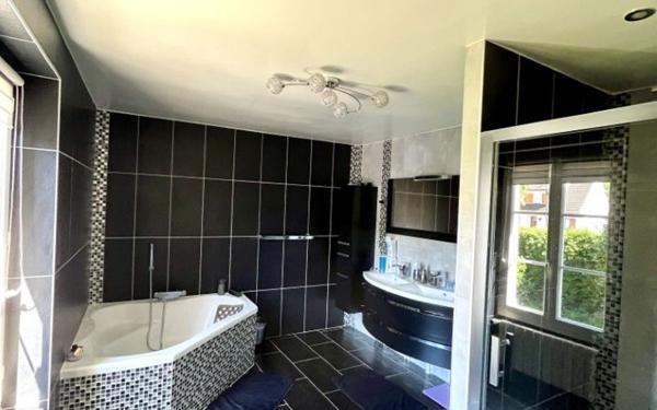 Maison à vendre    6 pièces •  Mézières-sur-Seine