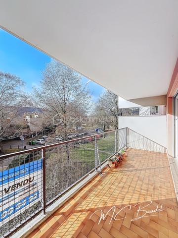 Au coeur d'un parc verdoyant, belle résidence "Les Hauts du Parc" bien entretenue et sécurisée.
Au 2ème étage par ascenseur, beau T4 traversant Est/Ouest avec vue sur les massifs comprenant grand séjour double donnant sur large balcon à l'Ouest, cuisine indépendante aménagée, deux chambres dont une avec placard mural et accès au balcon, salle de bain avec baignoire, toilettes séparées. 
Possibilité de séparer la pièce de vie pour créer une troisième chambre.
L'appartement est bien entretenu, clair et lumineux. Les fenêtres sont en PVC et double vitrage oscillo-battant. 
Le chauffage est collectif inclus dans les charges.
Cave aérée en rez-de-chaussée.
Une place de parking couverte et sécurisée est disponible en sus.
Proche de toutes les commodités, rocade, transports en commun.
Certaines photos ont été travaillées avec l'IA pour donner des exemples de décoration.