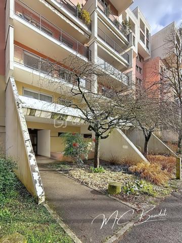 Au coeur d'un parc verdoyant, belle résidence "Les Hauts du Parc" bien entretenue et sécurisée.
Au 2ème étage par ascenseur, beau T4 traversant Est/Ouest avec vue sur les massifs comprenant grand séjour double donnant sur large balcon à l'Ouest, cuisine indépendante aménagée, deux chambres dont une avec placard mural et accès au balcon, salle de bain avec baignoire, toilettes séparées. 
Possibilité de séparer la pièce de vie pour créer une troisième chambre.
L'appartement est bien entretenu, clair et lumineux. Les fenêtres sont en PVC et double vitrage oscillo-battant. 
Le chauffage est collectif inclus dans les charges.
Cave aérée en rez-de-chaussée.
Une place de parking couverte et sécurisée est disponible en sus.
Proche de toutes les commodités, rocade, transports en commun.
Certaines photos ont été travaillées avec l'IA pour donner des exemples de décoration.