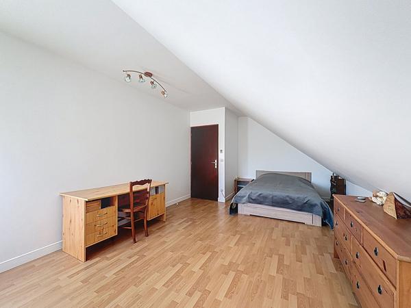 Maison située à Nanteuil les Meaux - vivable de plain pied - 5 chambres - jardin de 1330 m2 et sous-sol total