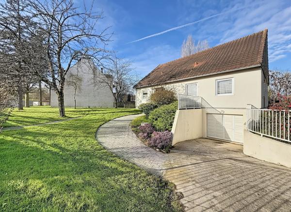 Maison située à Nanteuil les Meaux - vivable de plain pied - 5 chambres - jardin de 1330 m2 et sous-sol total