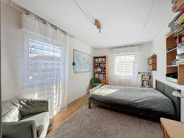 Maison située à Nanteuil les Meaux - vivable de plain pied - 5 chambres - jardin de 1330 m2 et sous-sol total