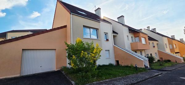 Appartement en duplex à Étampes avec un box et une cave proche gare RER C, écoles et commerces.