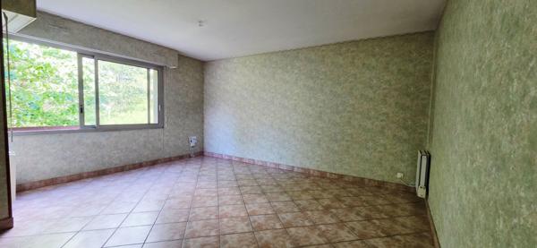 Appartement en duplex à Étampes avec un box et une cave proche gare RER C, écoles et commerces.