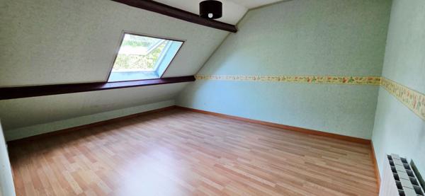 Appartement en duplex à Étampes avec un box et une cave proche gare RER C, écoles et commerces.