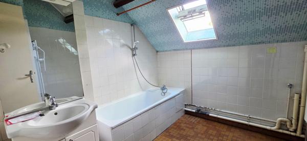 Appartement en duplex à Étampes avec un box et une cave proche gare RER C, écoles et commerces.