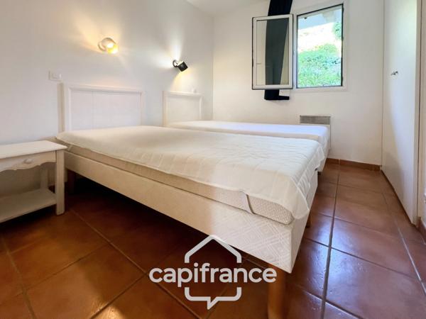 GOLF de PONT ROYAL appartement exceptionel de 54 m2 en rez de jardin, 3 chambres, 1 salle de bain , 1 salle d'eau, grande loggia, place de parking