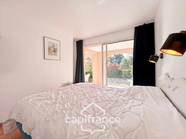 GOLF de PONT ROYAL appartement exceptionel de 54 m2 en rez de jardin, 3 chambres, 1 salle de bain , 1 salle d'eau, grande loggia, place de parking