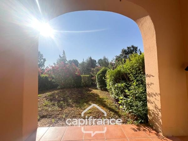 GOLF de PONT ROYAL appartement exceptionel de 54 m2 en rez de jardin, 3 chambres, 1 salle de bain , 1 salle d'eau, grande loggia, place de parking