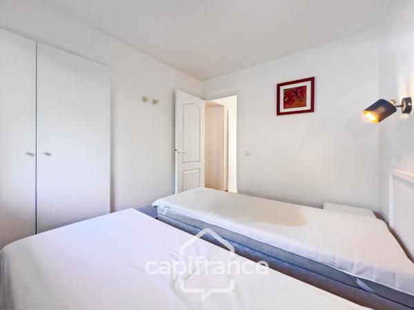 GOLF de PONT ROYAL appartement exceptionel de 54 m2 en rez de jardin, 3 chambres, 1 salle de bain , 1 salle d'eau, grande loggia, place de parking