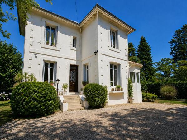 Un petit manoir au charme fou, entouré de verdure