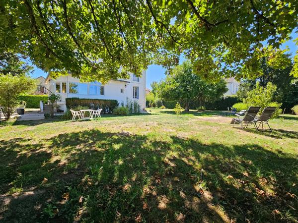 Un petit manoir au charme fou, entouré de verdure