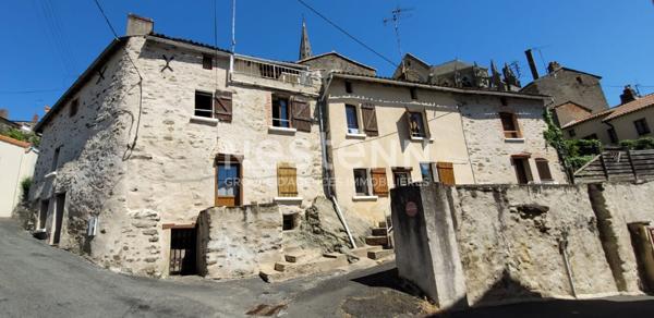 A vendre - Immeuble de rapport avec parking a Vihiers - D5904