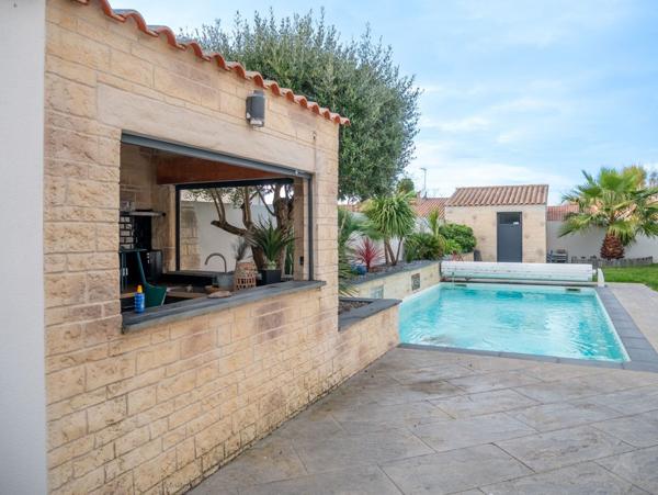 Maison Olonne sur Mer 144.64 m² 3 chambres jardin piscine garage 1 km YLIUM