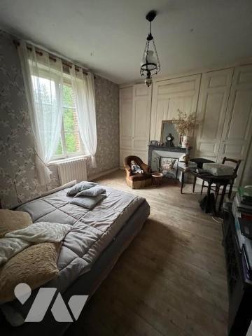 ENTRE ORBEC ET BERNAY MAISON DE MAITRE DANS UN BEL ENVIRONNEMENT A RENOVER