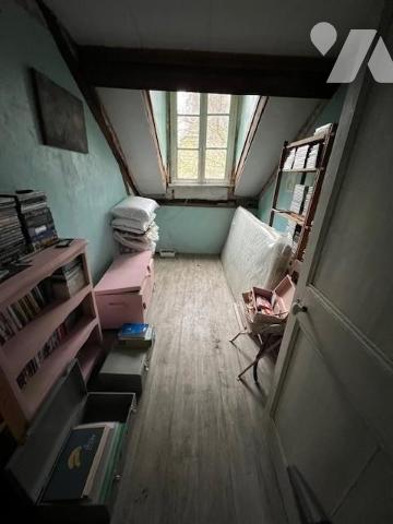 ENTRE ORBEC ET BERNAY MAISON DE MAITRE DANS UN BEL ENVIRONNEMENT A RENOVER