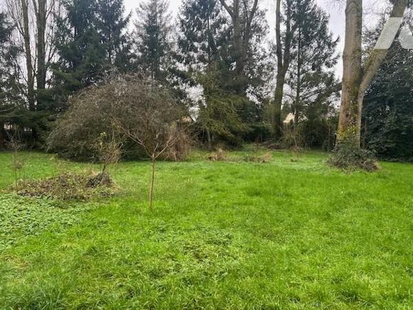 ENTRE ORBEC ET BERNAY MAISON DE MAITRE DANS UN BEL ENVIRONNEMENT A RENOVER