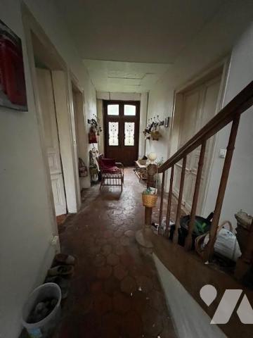 ENTRE ORBEC ET BERNAY MAISON DE MAITRE DANS UN BEL ENVIRONNEMENT A RENOVER