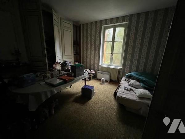 ENTRE ORBEC ET BERNAY MAISON DE MAITRE DANS UN BEL ENVIRONNEMENT A RENOVER