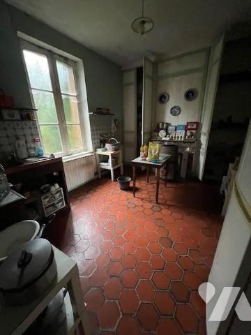ENTRE ORBEC ET BERNAY MAISON DE MAITRE DANS UN BEL ENVIRONNEMENT A RENOVER
