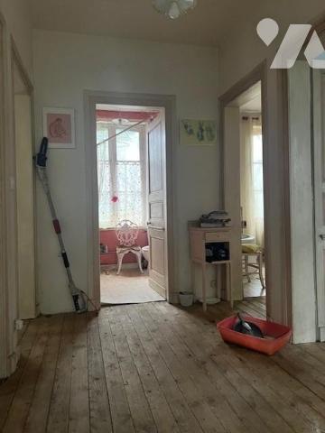 ENTRE ORBEC ET BERNAY MAISON DE MAITRE DANS UN BEL ENVIRONNEMENT A RENOVER