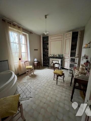 ENTRE ORBEC ET BERNAY MAISON DE MAITRE DANS UN BEL ENVIRONNEMENT A RENOVER