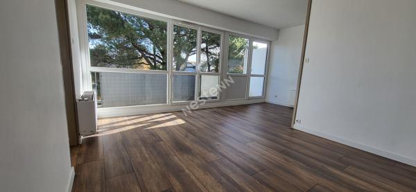 Nantes Bourgeonnière : A LOUER, appartement T2 en dernier étage, balcon, garage, cave. Proche tram.