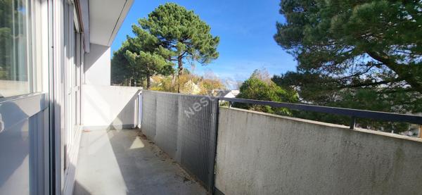 Nantes Bourgeonnière : A LOUER, appartement T2 en dernier étage, balcon, garage, cave. Proche tram.