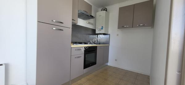 Nantes Bourgeonnière : A LOUER, appartement T2 en dernier étage, balcon, garage, cave. Proche tram.