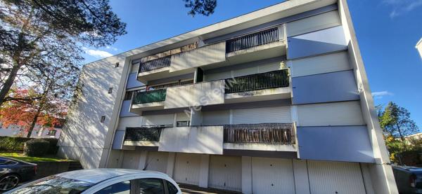 Nantes Bourgeonnière : A LOUER, appartement T2 en dernier étage, balcon, garage, cave. Proche tram.