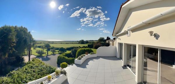 Maison, villa à vendre vue mer - 4 pièces - 165 m² - Garage 36 m² - Jardin clos - PORT DES BARQUES (17)