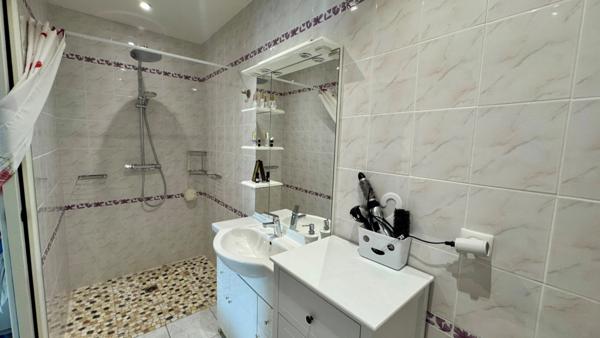 Maison, villa à vendre vue mer - 4 pièces - 165 m² - Garage 36 m² - Jardin clos - PORT DES BARQUES (17)