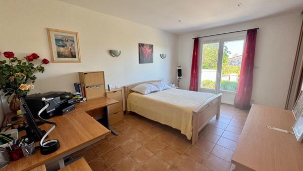 Maison, villa à vendre vue mer - 4 pièces - 165 m² - Garage 36 m² - Jardin clos - PORT DES BARQUES (17)