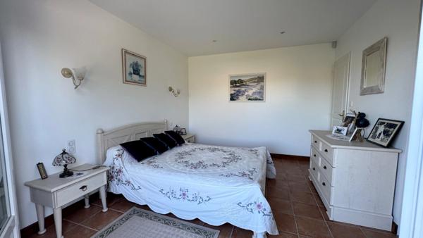 Maison, villa à vendre vue mer - 4 pièces - 165 m² - Garage 36 m² - Jardin clos - PORT DES BARQUES (17)