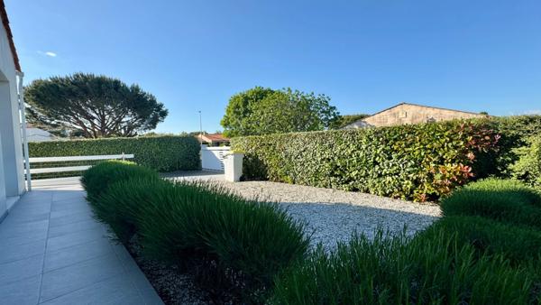 Maison, villa à vendre vue mer - 4 pièces - 165 m² - Garage 36 m² - Jardin clos - PORT DES BARQUES (17)