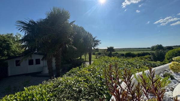 Maison, villa à vendre vue mer - 4 pièces - 165 m² - Garage 36 m² - Jardin clos - PORT DES BARQUES (17)