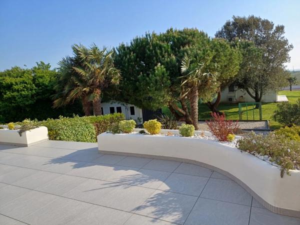 Maison, villa à vendre vue mer - 4 pièces - 165 m² - Garage 36 m² - Jardin clos - PORT DES BARQUES (17)