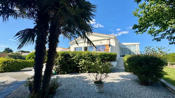 Maison, villa à vendre vue mer - 4 pièces - 165 m² - Garage 36 m² - Jardin clos - PORT DES BARQUES (17)