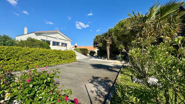 Maison, villa à vendre vue mer - 4 pièces - 165 m² - Garage 36 m² - Jardin clos - PORT DES BARQUES (17)