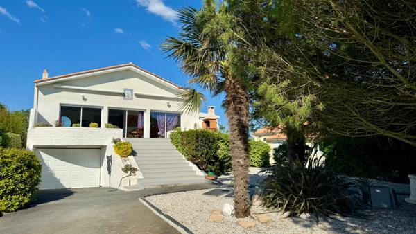 Maison, villa à vendre vue mer - 4 pièces - 165 m² - Garage 36 m² - Jardin clos - PORT DES BARQUES (17)