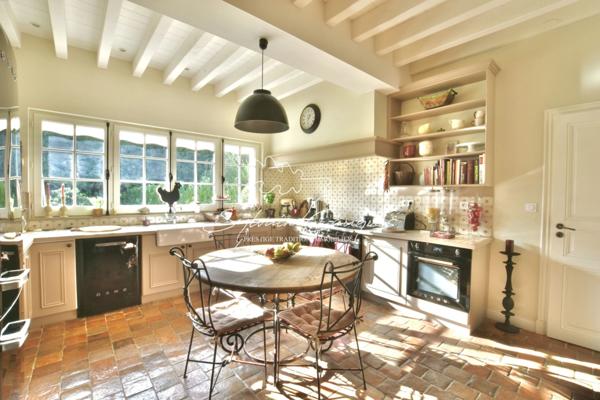 Dpt Loiret (45), à vendre SULLY SUR LOIRE Maison bourgeoise 9 pièces de 270 m² - Terrain de 2 548,00 m² - Piscine chauffée - Garage -