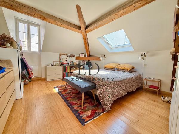 Appartement
         3 pièces
        - 77 m² Bien prestige 460 000 € *