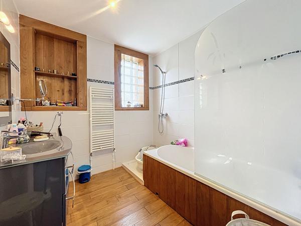 Charmante maison d'architecte entièrement rénovée de 7 pièces de 230m² sur un beau terrain arboré de 1300m² avec piscine.